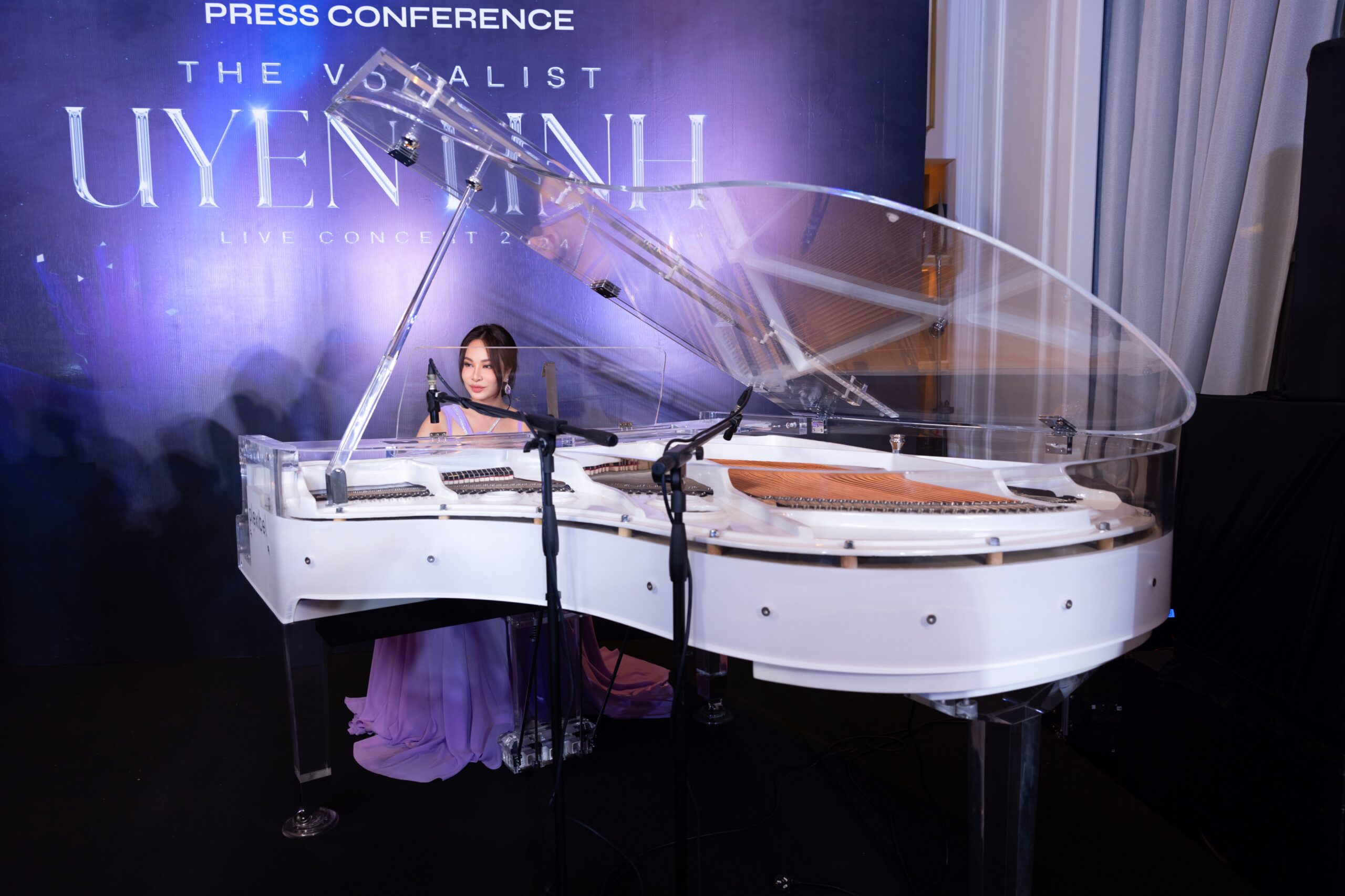 Ca sĩ uyên linh chơi trên piano Plexibel