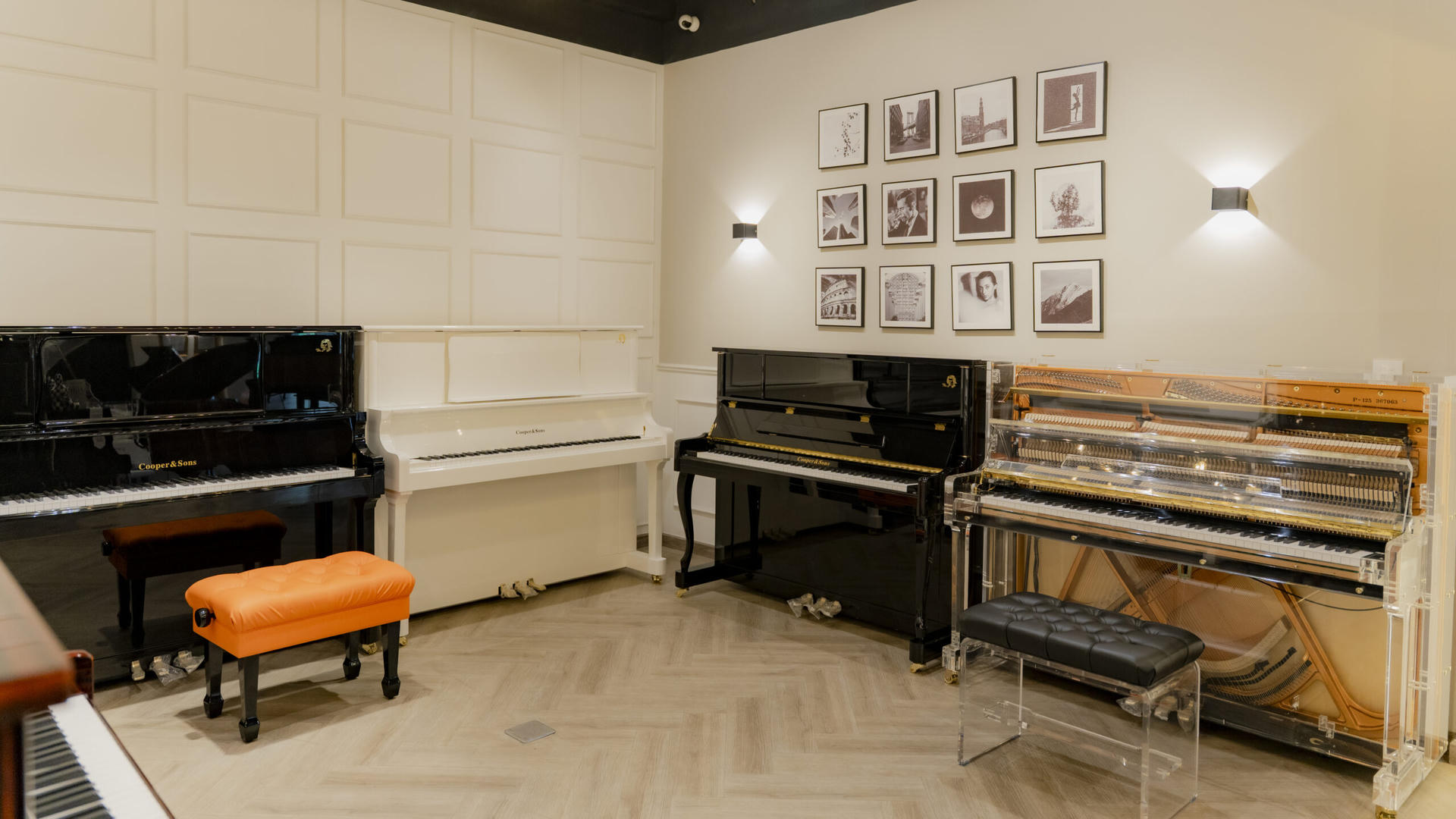 Đàn piano Cooper & Sons tại showroom Impressivo